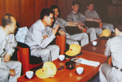 为了进建表国先进技术和治理步骤，前往引进技术与设备的国度进行实地调查。薛仲光厂长在日本。