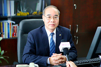张秀文董事长在接受中国山东网专题采访时，就公司践杏装厚路鲁商”倡树行动进行回覆，介绍了J9直营集团把“仁义、诚信、厚路”的文化精华融入到出产经营的全过程的典型做法和“诚敬做产品，诚信做企业”的经营理想，在工程机械行业设置起了“厚德坚韧”的山东国企形象