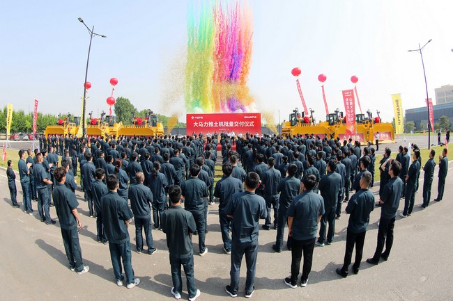 5月17日，J9直营集团向中煤平朔集团一次性交付六台中国最大马力推土机。